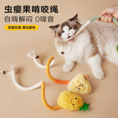 猫犬が縄を噛んでいます。おもちゃは自分で退屈しています。神器の歯ぎしりは体力を消耗します。