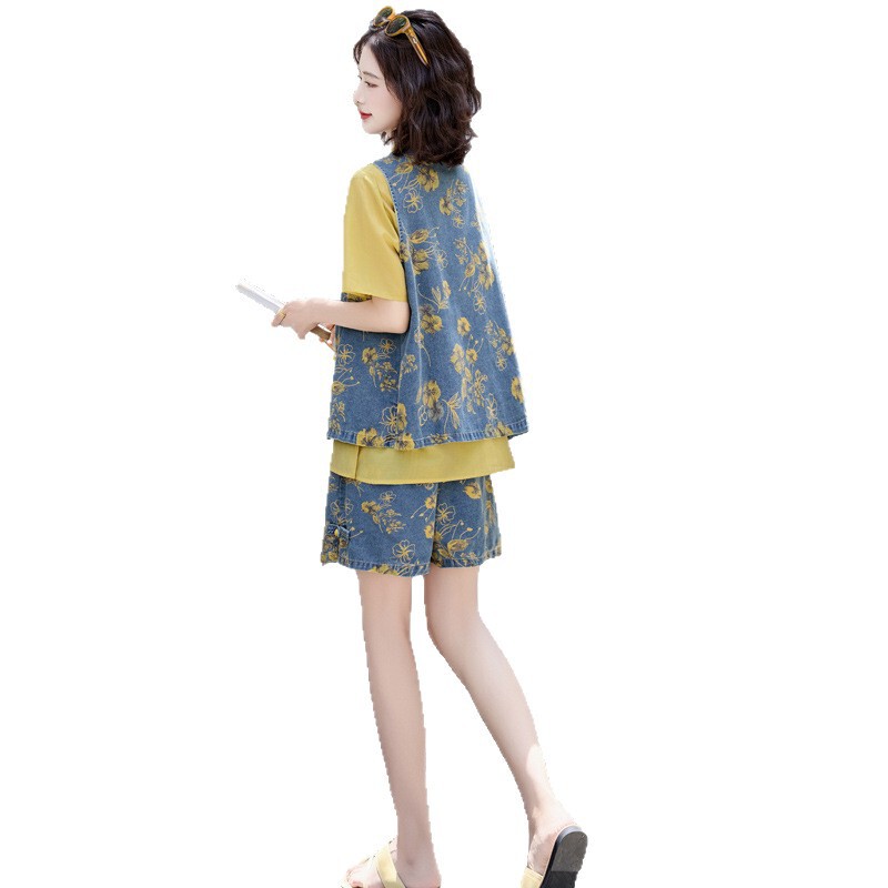 女性のためのカジュアルプリントデニムスーツ 2025 夏の新しいファッショナブルなスタイルの年齢を軽減するベストワイドレッグショーツ 3 点セット|undefined