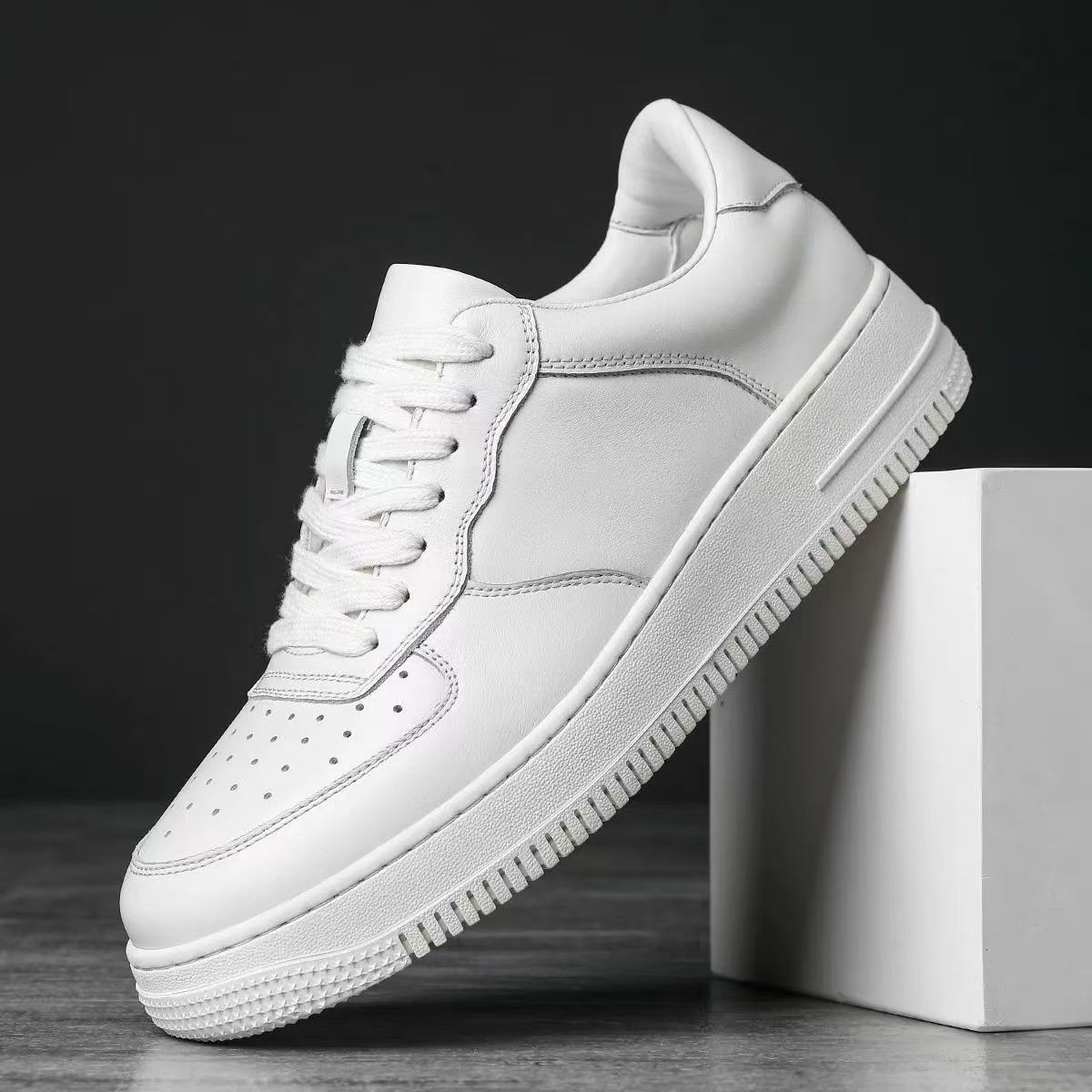 [cuero de vaca] zapatos casuales de cuero de la Fuerza Aérea para hombres zapatos casuales de cuero blanco de tendencia universal zapatos casuales comerciales transpirables y resistentes al desgaste