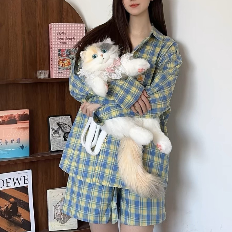 震え音の同じタイプの三花猫は猫の人形のぬいぐるみのぬいぐるみの猫のリュックサックの誕生日プレゼントをシミュレーションします。|undefined