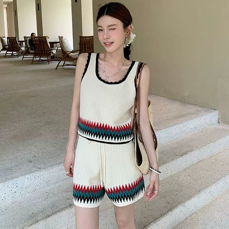 Вязаный костюм в стиле морского курорта для женщин, летний контрастный жаккардовый жилет без рукавов + шорты с высокой талией на шнурке, комплект из двух предметов