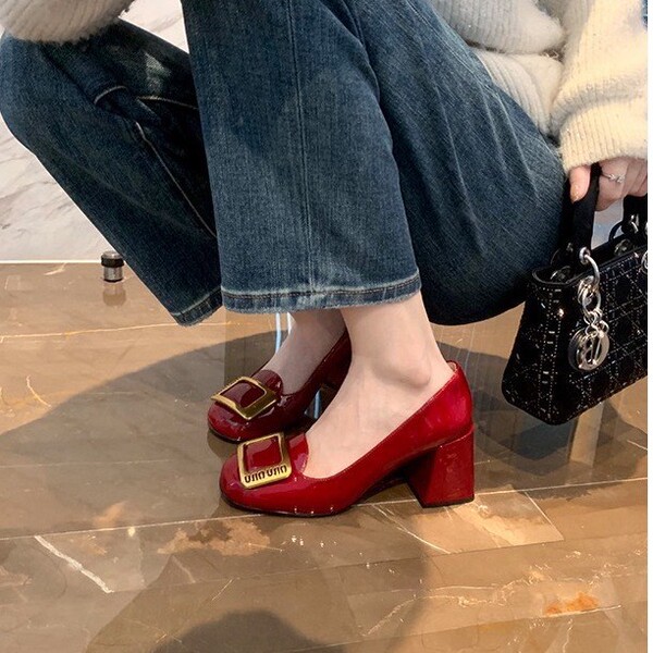 High heels low-cut