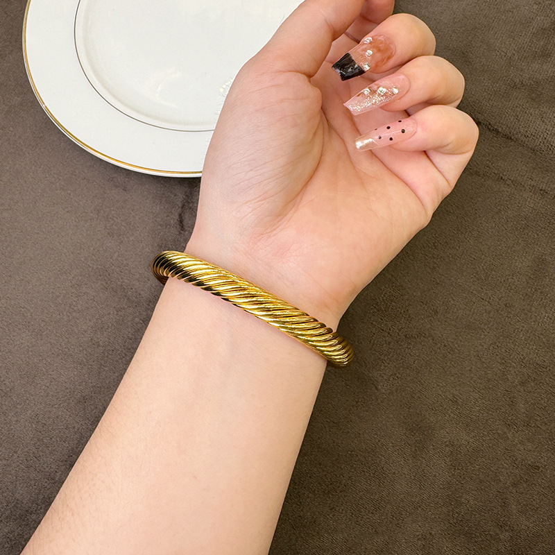 Viejo oro vietnamita estilo europeo y americano exagerado abertura geométrica de tornillo brazalete de torsión para mujeres no se desvanecen joyas de lujo ligero