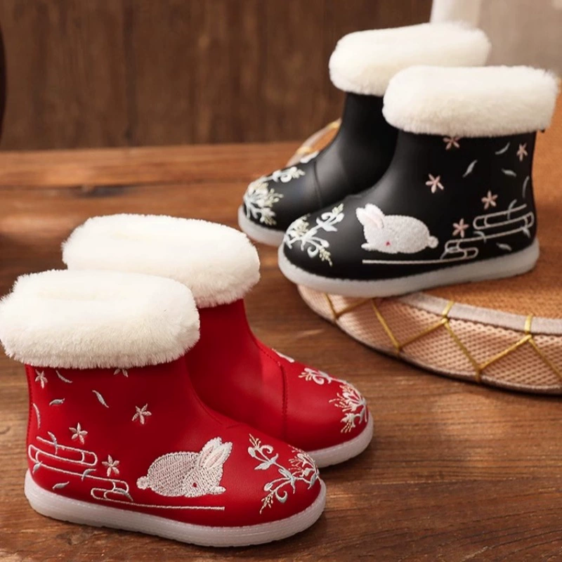 Детские кожаные сапоги для девочек, зима 2025, новая модель, на флисовой подкладке, с вышивкой, короткие сапоги, теплые сапоги до середины икры в стиле Ханьфу, детские хлопковые сапоги для принцесс