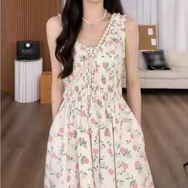 夏季温柔甜美风浪漫清新粉色碎花连衣裙设计感时尚无袖吊带长裙女