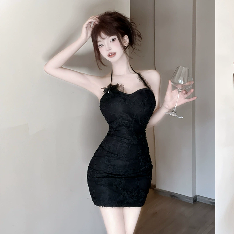 Настоящая фотография новой модели сексуальной юбки с облегающим платьем без рукавов на подтяжках и воротником-халтером, закрывающим бедра.