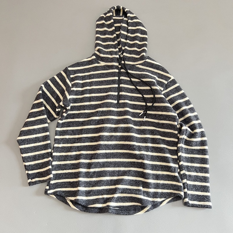 鶏を炒めるのは優しくて、ウサギのぬいぐるみの半ファスナーのストライプの帽子のシャツを着るのがとてもいいです。