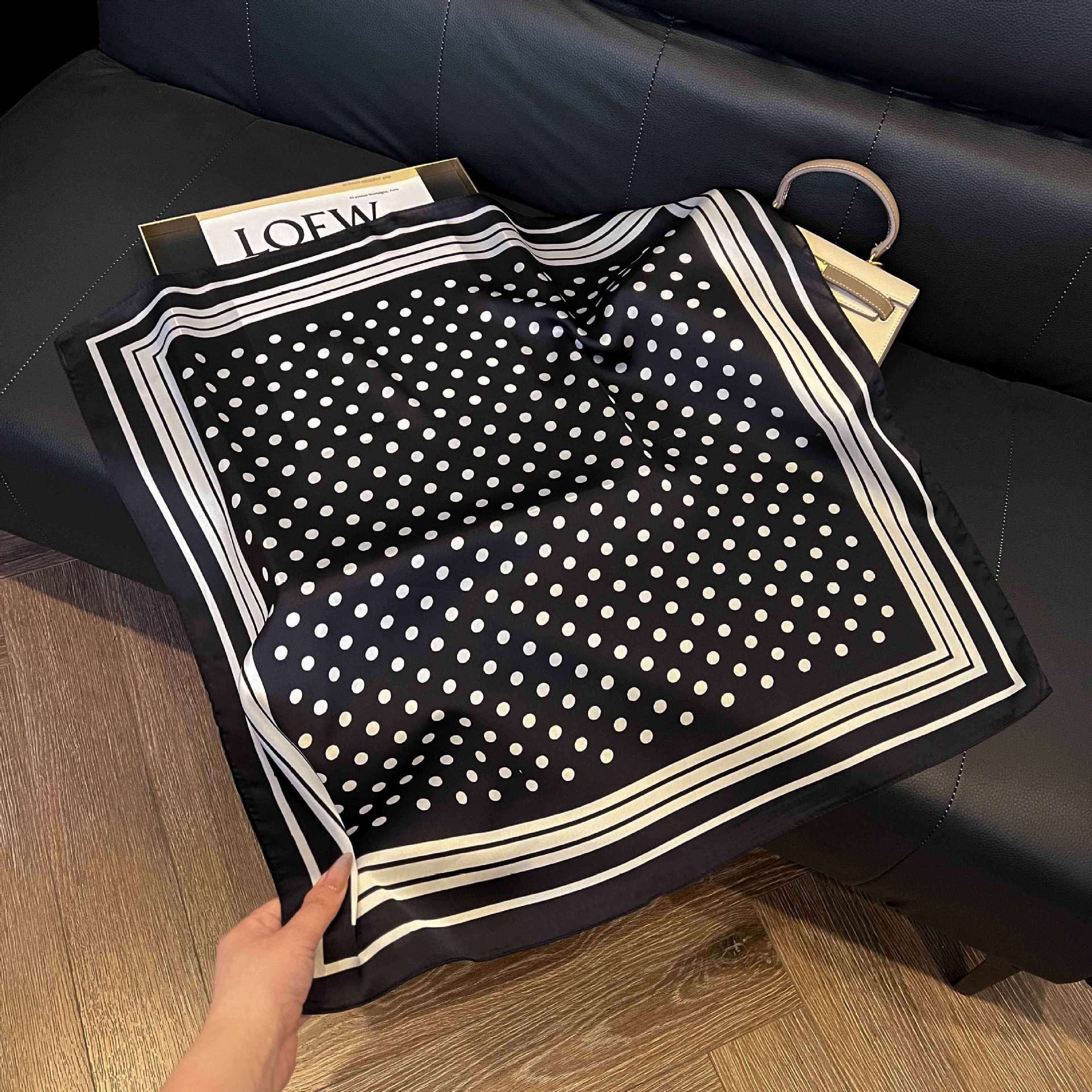 Transfronterizos nuevos bufandas de seda azul de alto nivel de seda cuadrada de simulación bufandas de moda de decoración de moda de combinación bolsa correa de pelo bufandas profesionales