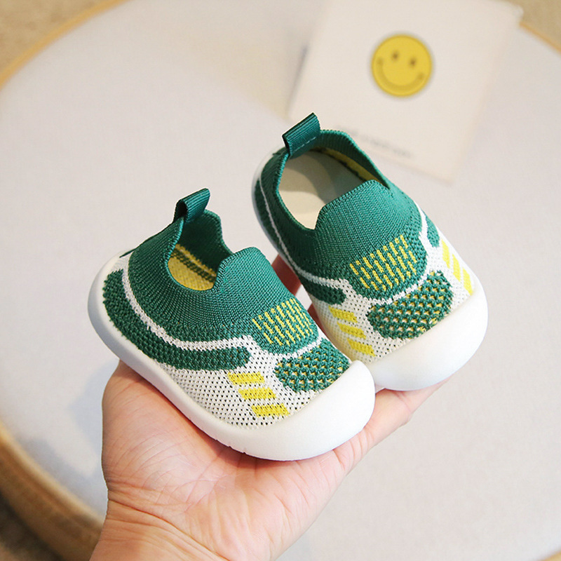 Zapatos de bebé zapatos de bebé de suela blanda zapatos deportivos antideslizantes transpirables de todo fósforo primavera y otoño nuevos zapatos de moda para niños al por mayor
