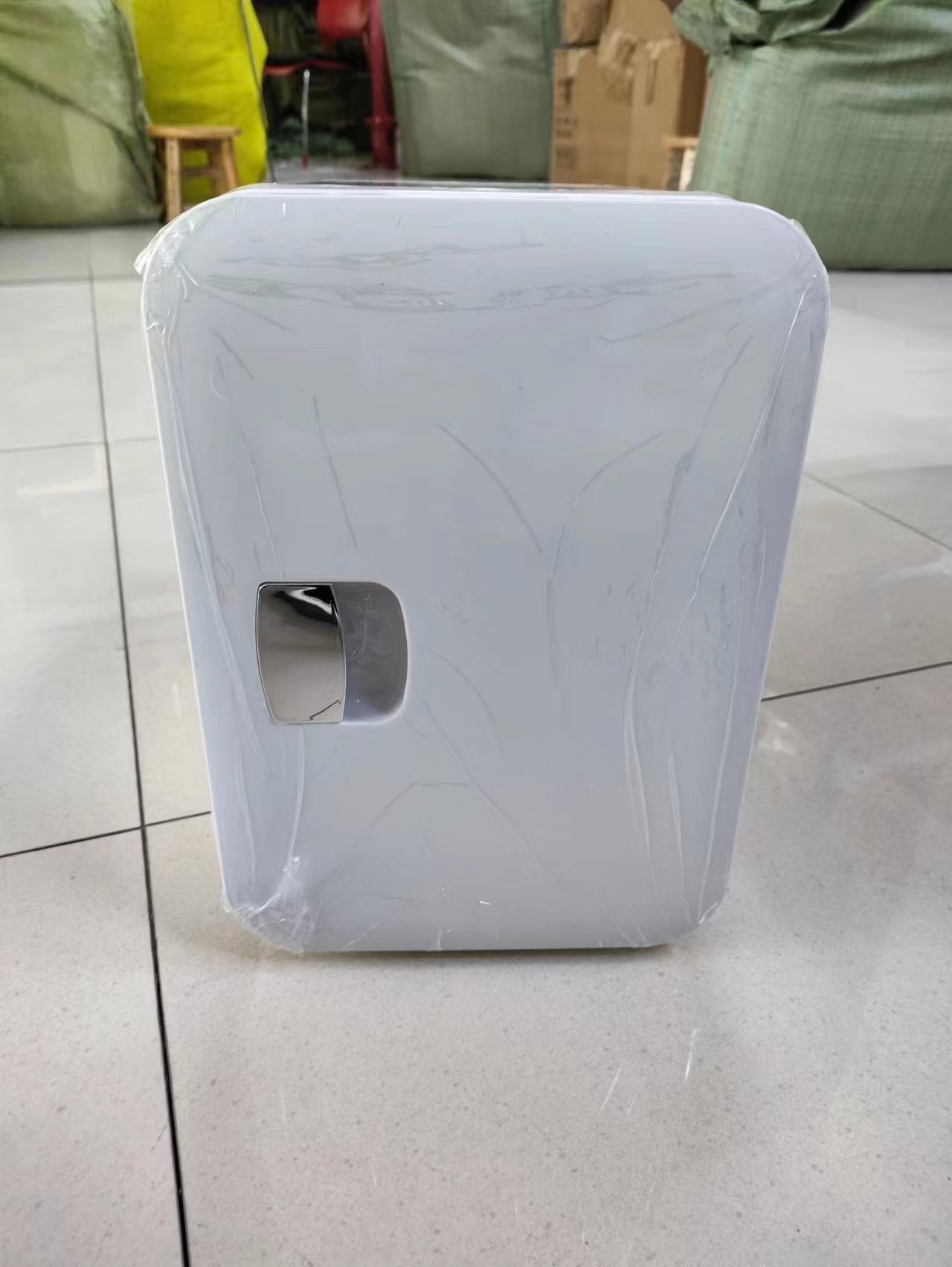 Car refrigerator 6L car home dual-use cold and heat adjustment multifunctional portable mini refrigerator beauty makeup refrigerator
