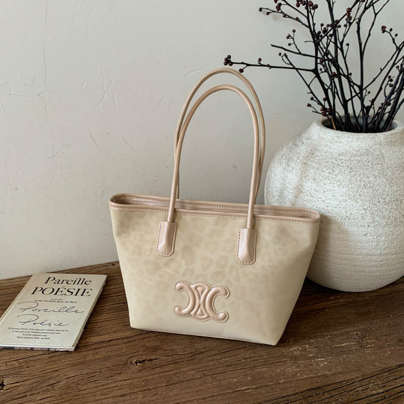 2026 bolsas de leopardo de color sólido, bolsas de gran capacidad de trabajo, bolsas de viaje, bolsas de hombro de diseño de nicho, ocio, versátil