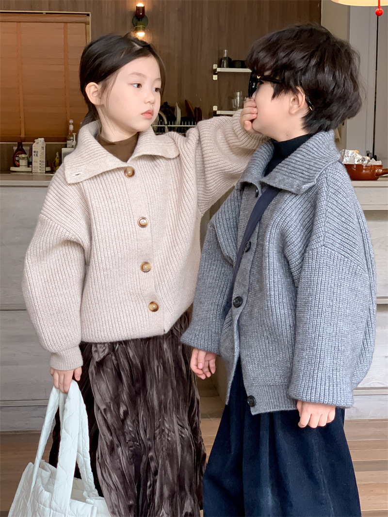 Versão coreana do suéter masculino e feminino 2023 outono/inverno novo cardigan de malha grossa infantil estiloso para bebês_voghion.com