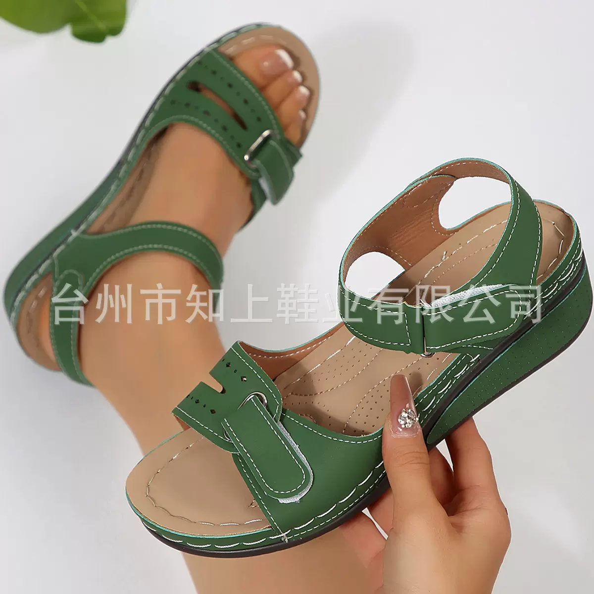 2025年新款跨境外贸凉鞋女亚马逊坡跟魔术贴厚底大码一字带凉鞋现