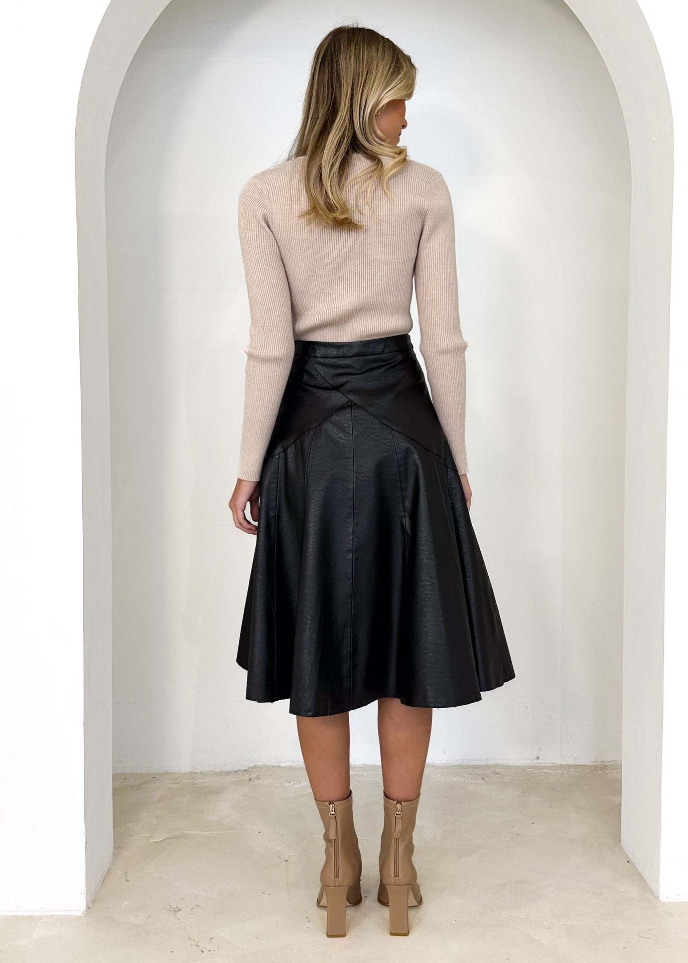 New European and American Style High Waisted Mid Length Pleated Skirt for Women in Spring 2024_voghion.com