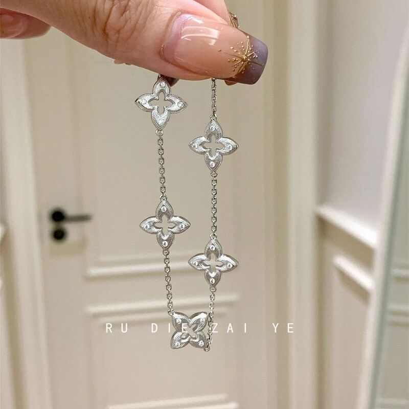 Kuning Vintage Cool Silver Brushed Four-Leaf Clover Bracelet with a Light Luxury and High-End Feel, Elegant Socialite Style Bracelet