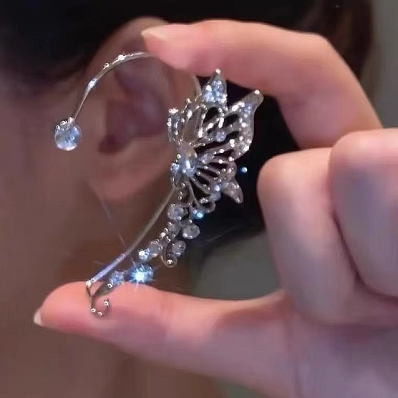 Tiktok mismo estilo mariposa percha de oreja diseño de nicho femenino versátil súper Hada colgador de oreja elfo incrustado en diamante sin clip de hueso de oreja perforado