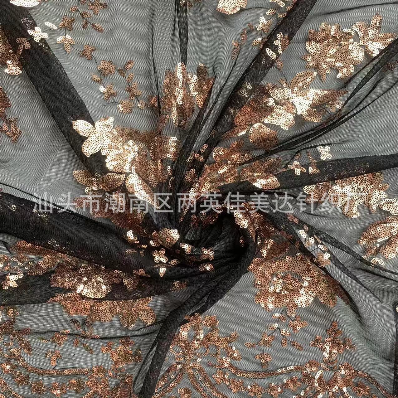 검정색 바탕에 샴페인 조각