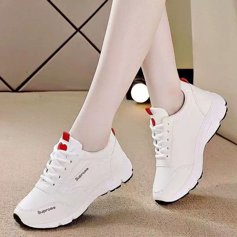 Женские весенние новые кроссовки, кожаные повседневные универсальные белые туфли в корейском стиле, женские кроссовки для бега для папы.