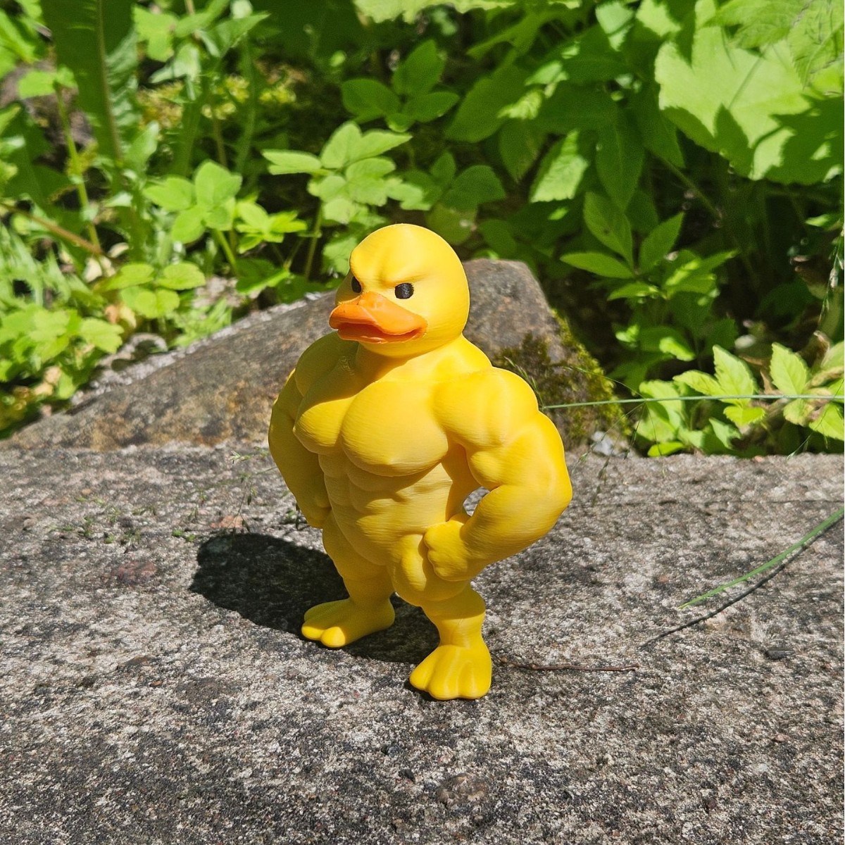 3D 프린팅으로 만든 재미있는 근육질 노란 오리 장난감, 웃긴 서있는 오리, 가정 장식용 데스크탑 장식품