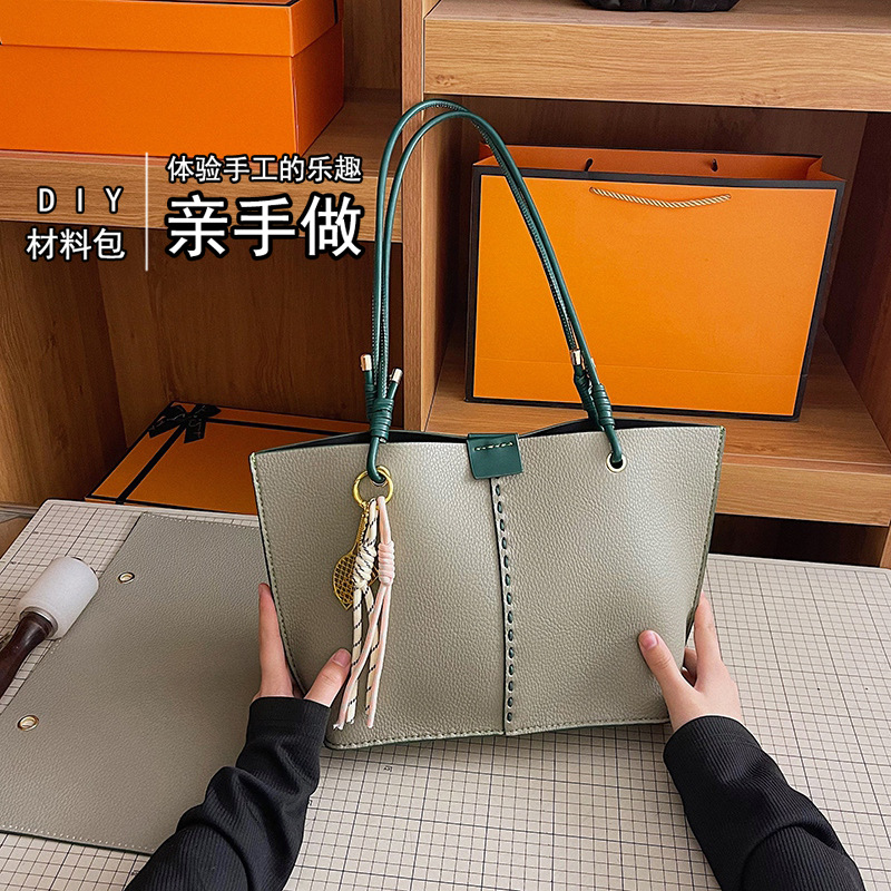 Capacious shoulder bag