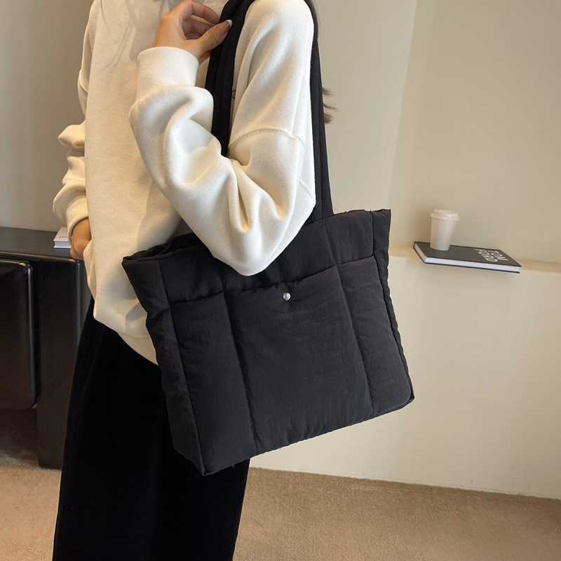 Bolso de color sólido, bolso de hombro de mujer, bolso de tendencia de gran capacidad, bolso de moda simple, bolso de plumón.