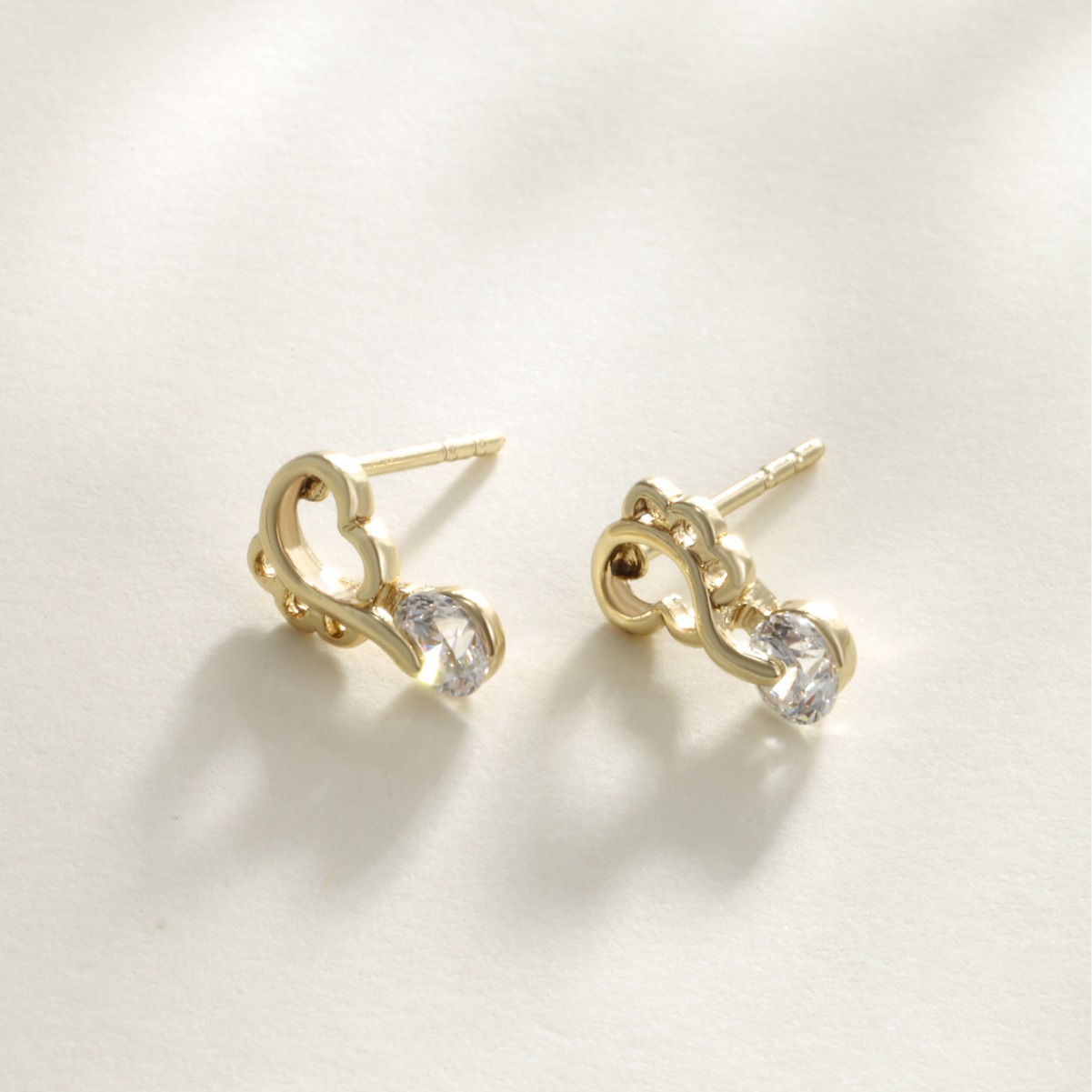 Joyas Xuping pequeñas y lindas pernos de alas ligeros de lujo de alto nivel japonés y coreano nicho temperamento pendientes de aleación para mujeres