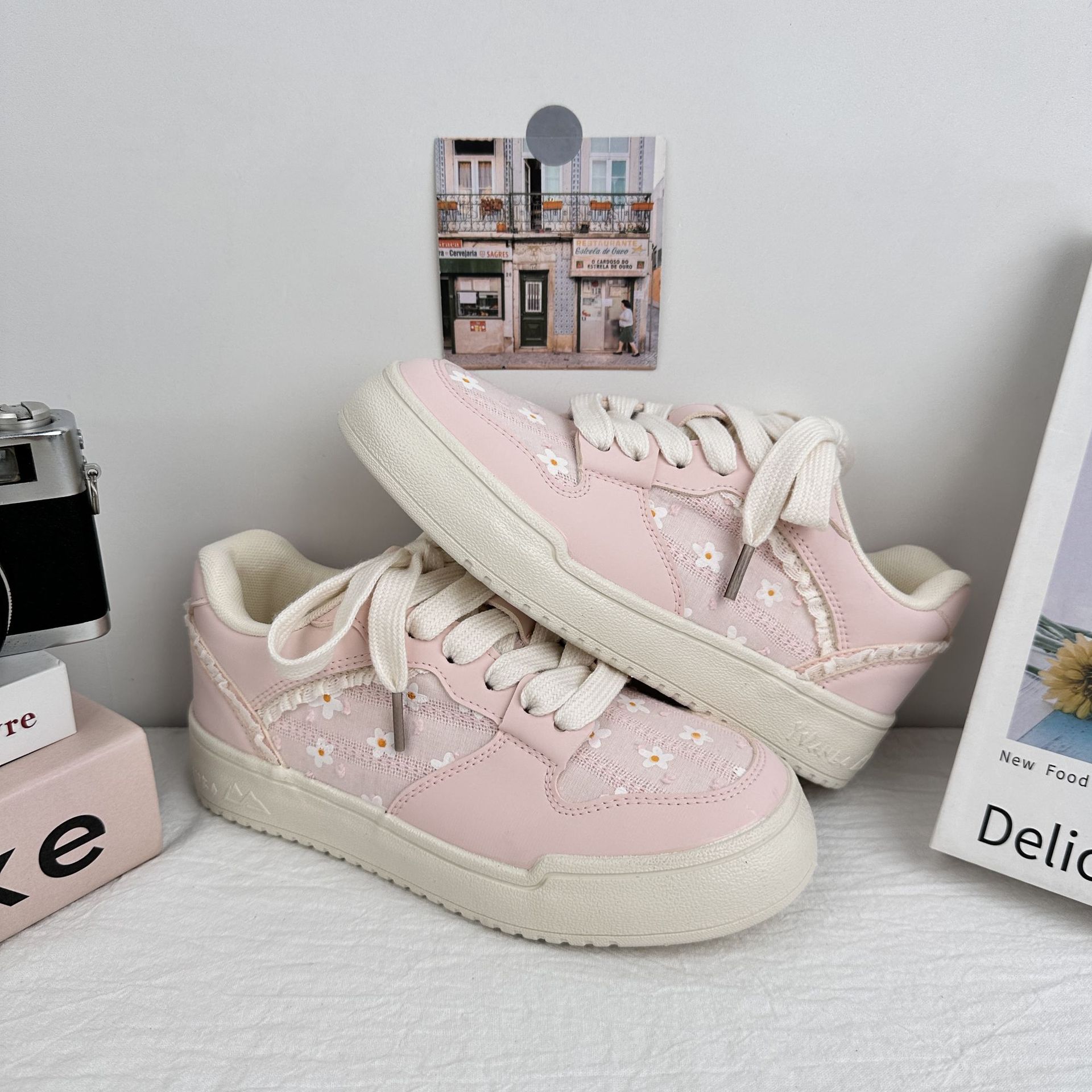 Yuanbo ins viento zapatos de madera de mujer 2025 verano nuevo borde de encaje pequeño fresco y transpirable zapatos blancos