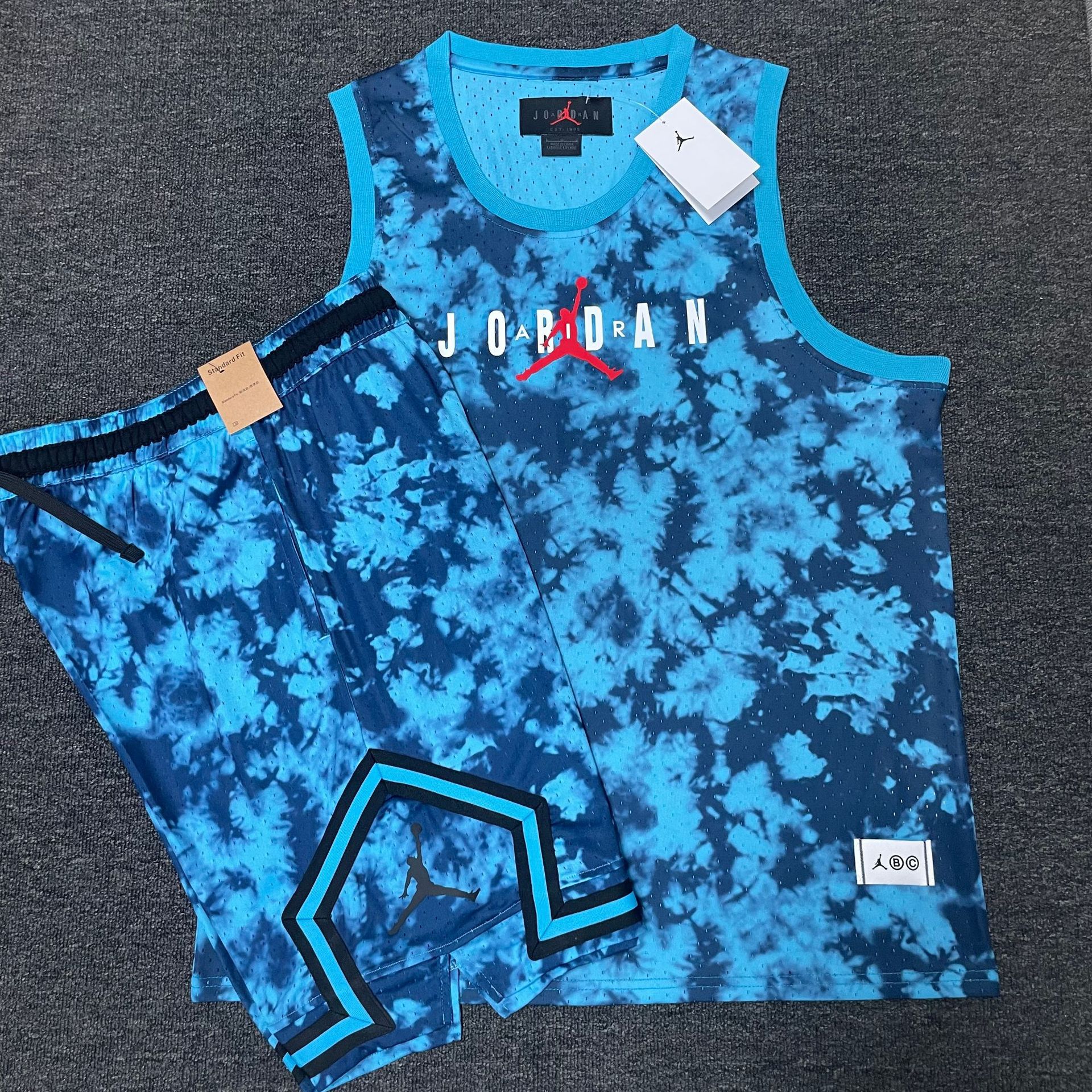 Nuevo conjunto de ropa deportiva de hombre volador en verano, entrenamiento de carrera para hombres, chalecos cortos transpirables de secado rápido, dos juegos al por mayor