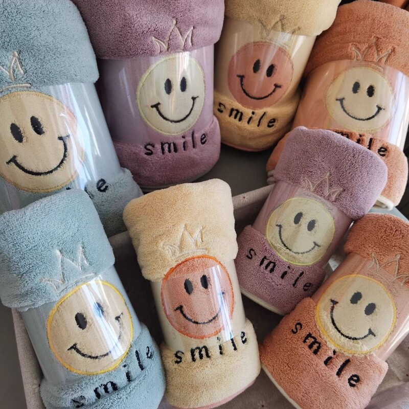 Smiley Face Embroidered Towel, High Quality Coral Velvet Hand Towel, Bath Towel, Household Water-Absorbent, Lint-Free, Softer Than Pure Cotton for Couples Smiley Face Embroidered Towel, High Quality Coral Velvet Hand Towel, Bath Towel, Household Water-Absorbent, Lint-Free, Softer Than Pure Cotton for Couples