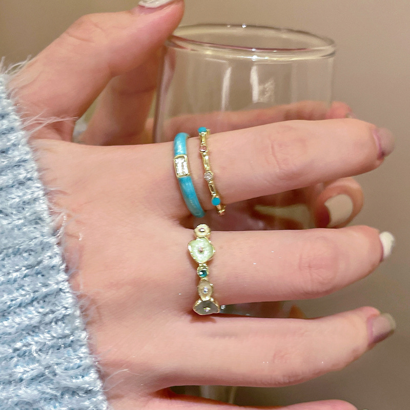 Bague plaquée or véritable, ornée d'une goutte d'huile et d'un zircon en forme de fleur, à niche ouverte pour l'index. Un style raffiné et élégant._voghion.com