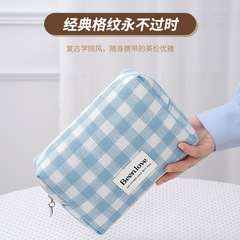 蓬恋の新型の手は化粧バッグを持っています。