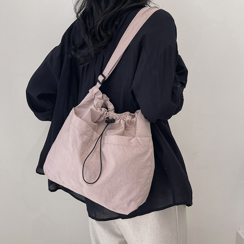 A stylish single-shoulder crossbody bag for 2024, a large-capacity casual commuting bag for classes, and a beautiful and fashionable underarm bag for women undefined