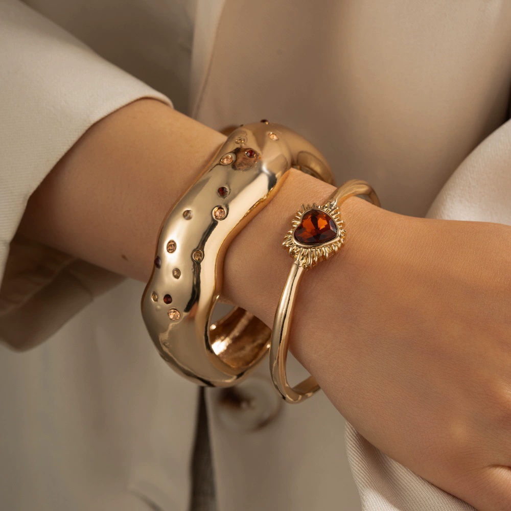 Европейская и американская трансграничная мода, преувеличенный браслет с золотым бриллиантом и сердцем, комплект из 2 предметов, высококачественный доступный роскошный универсальный нишевый браслет