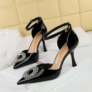 8323-K62 Fashionable pointed thin heel high-heeled shoes with patent leather glossy surface, hollow rhinestone round buc
