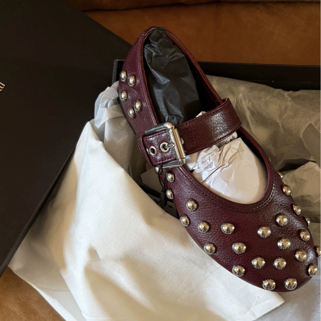 Версия из овчины ~ балетки с пряжкой и заклепками для женщин, новые женские туфли на плоской подошве в стиле ретро с круглым носком, неглубокие кожаные туфли