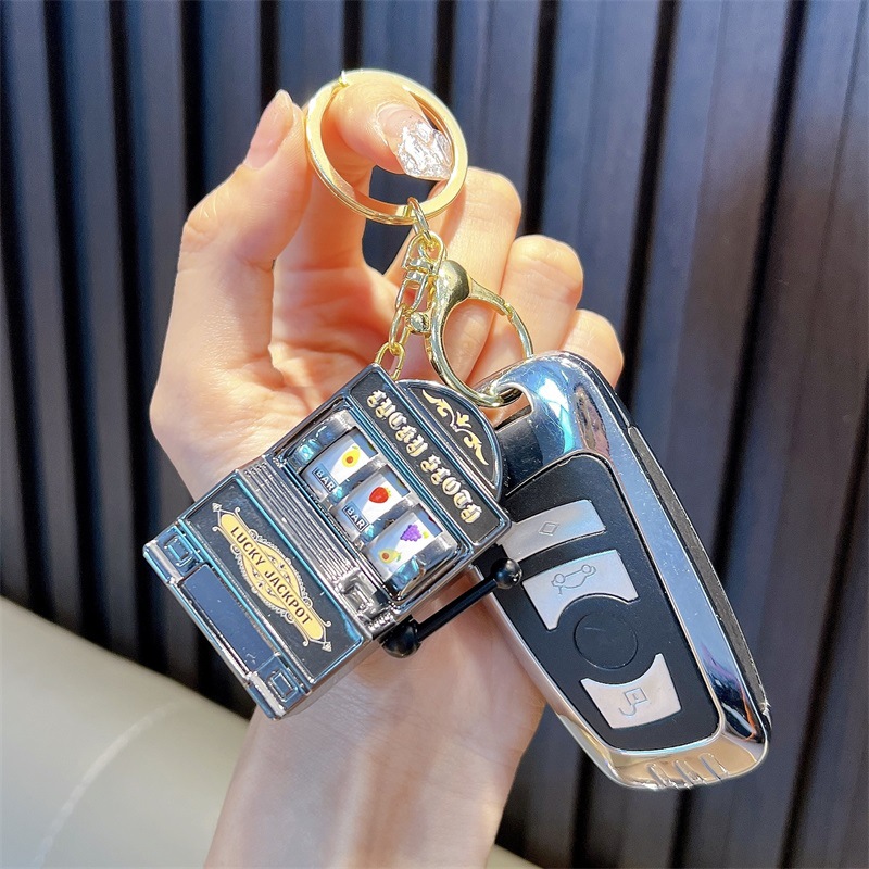 Juego divertido de color brillante de frutas shaker keychain máquina de juego garra de llaves colgante pequeño regalo al por mayor