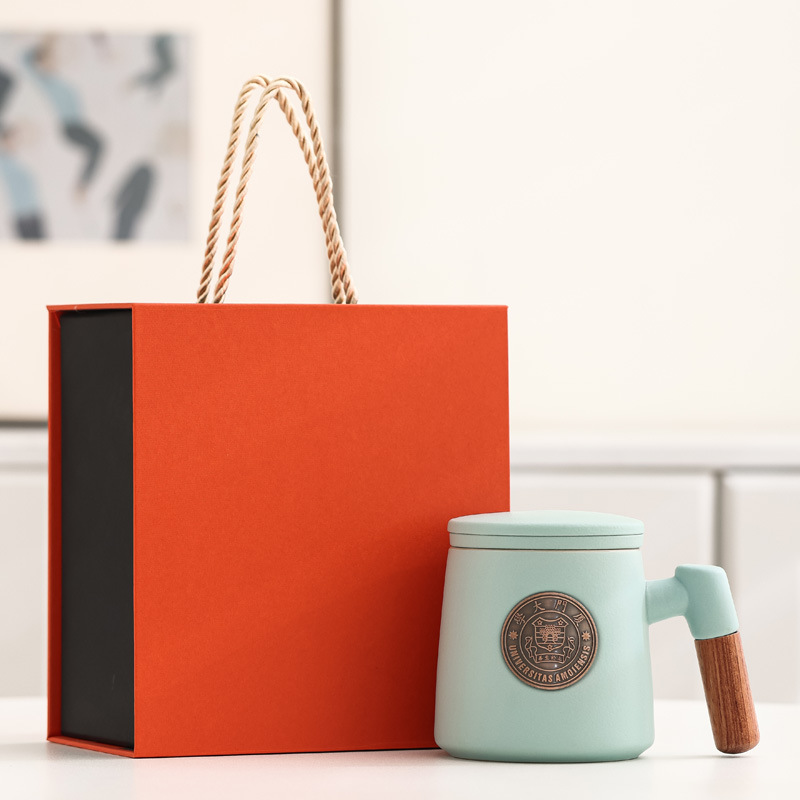 Taza de cerámica famosa escuela taza de filtro taza de marca taza de metal bronce relieve impresión LOGO taza de agua taza con tapa caja de regalo