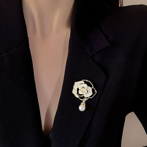 High-end pearl brooch, light luxury and high-end camellia suit, corsage to prevent exposure, feminine silk scarf buckle