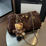 Leopard Brown có mặt dây chuyền