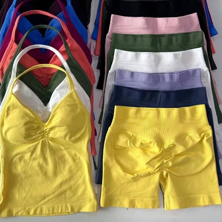 Seamless Outdoor Sports 2-Piece Set with Padded Halter Neck Push-Up Top and Hip Ruched Lifting Fitness Shorts Set for Women