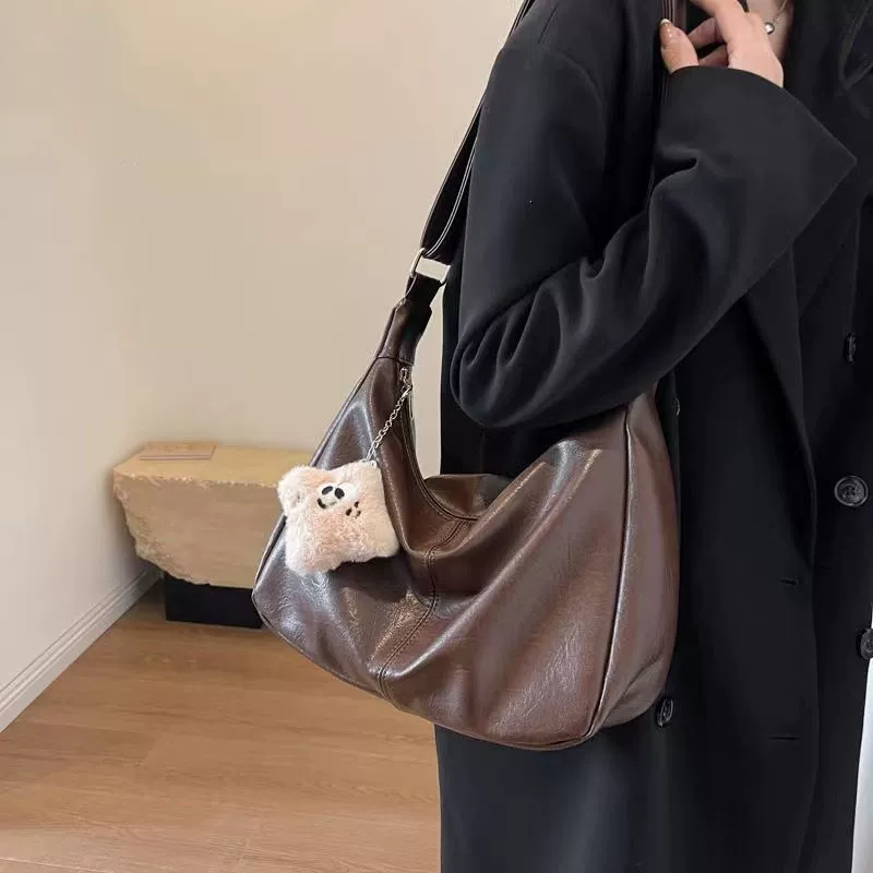 Shoulder bag, retro capacious one-shoulder bag for leisure, high-end