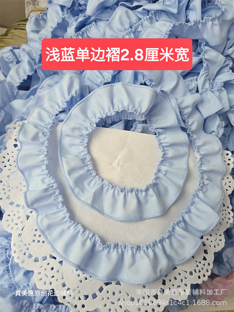 小さめサイズの白い綿縁飾り付きレトロな服の裾、ロリータ風綿生地の白いホームウェア、花飾りの付属品