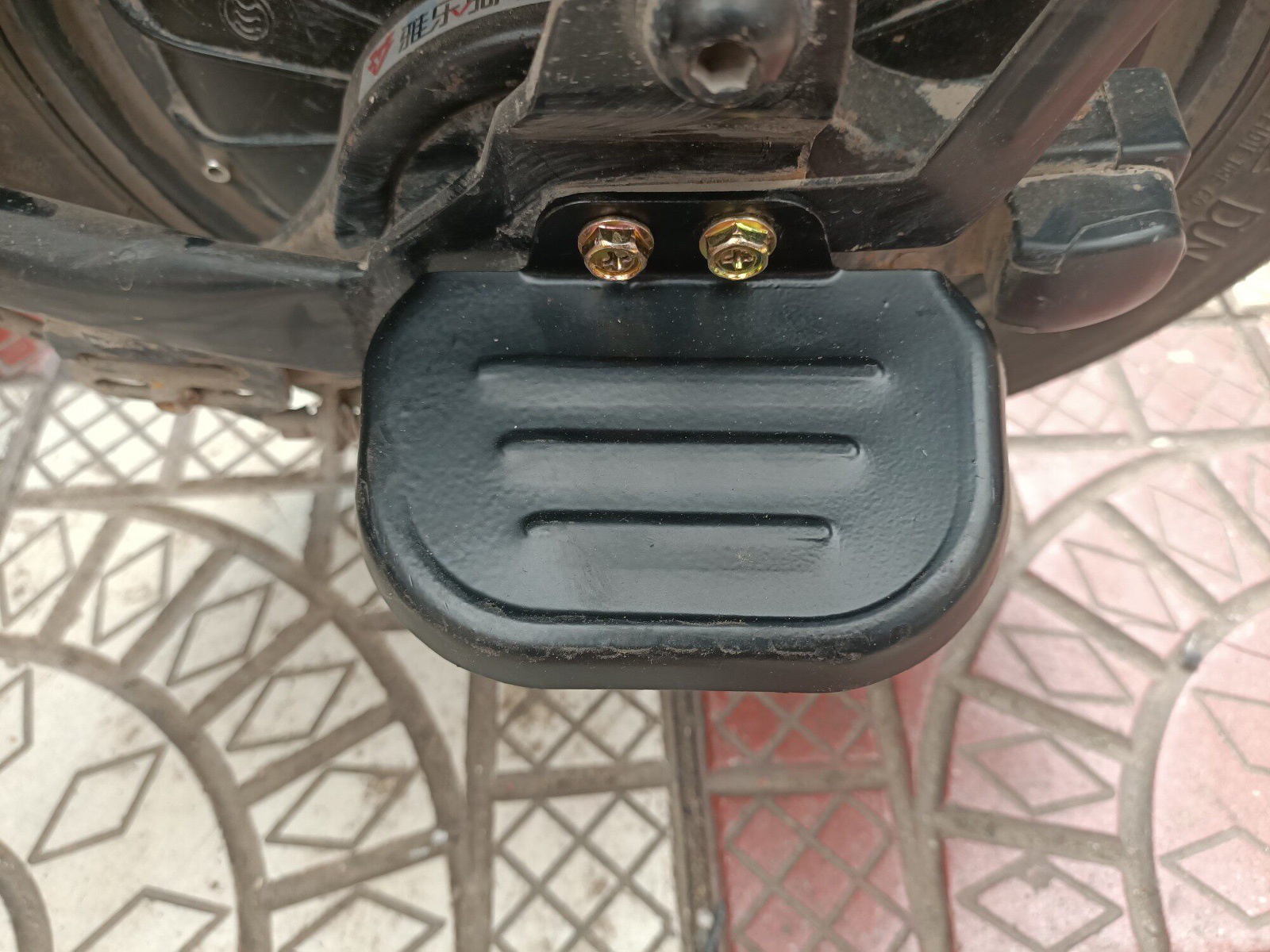 Suitable for Aima Yadi New National Standard Electric Vehicles, Simple Rear Footrests for Electric Vehicles, Modified Folding Foot Pedals