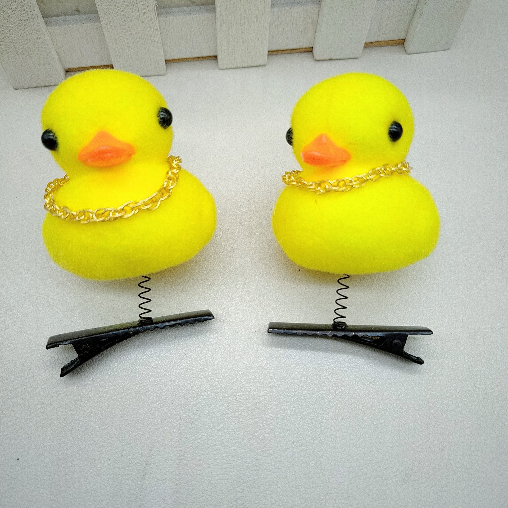 Amazon vende lindos artefactos transfronterizos, sombreros con lazo, gafas de sol, clips de resorte de pato amarillo, regalos de eventos de empuje de clase