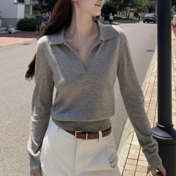 V-neck long-sleeve knit sweater for women, early autumn outfit, Korean-style slim-fit sweater, unique, beautiful, stunning, and extremely attractive top V-neck long-sleeve knit sweater for women, early autumn outfit, Korean-style slim-fit sweater, unique, beautiful, stunning, and extremely attractive top