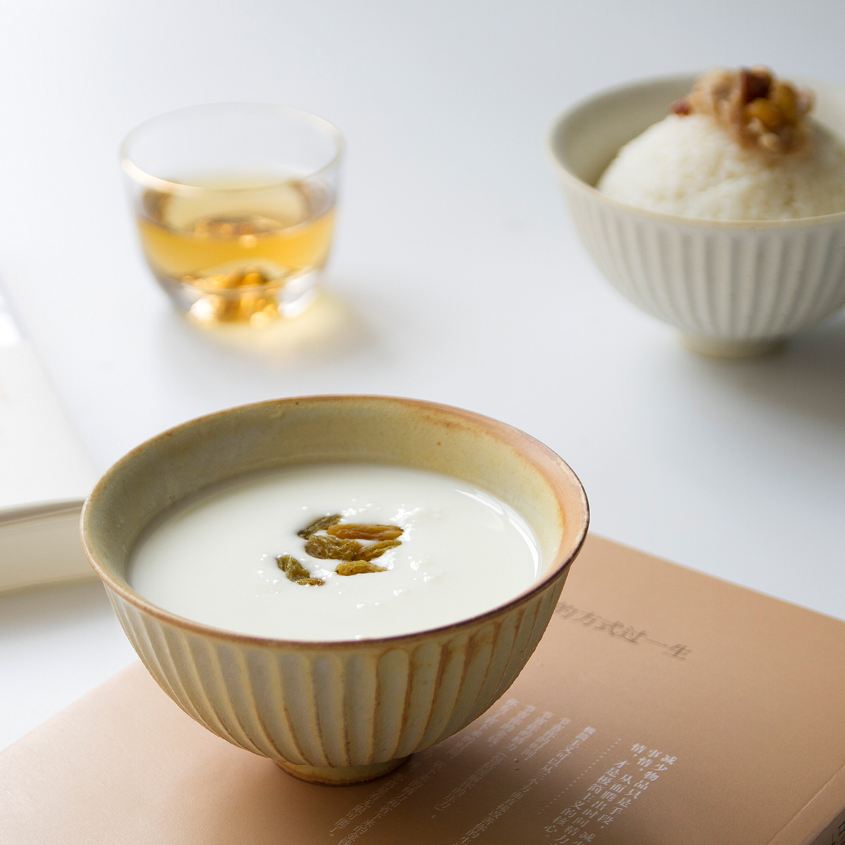 Tacos de arroz de cerámica gruesa hechos a mano por montañas y ríos, platos de postre de estilo japonés para una persona, platos de arroz, bocadillos blancos puros, platos de bocadillos