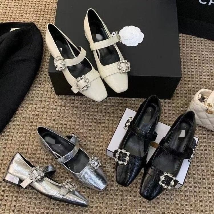 Zapatos franceses de diamante Marie Jean 2026 nuevo verano una palabra zapatos de una sola palabra temperamento versátil zapatos super hadas zapatos de una sola boca superficial zapatos