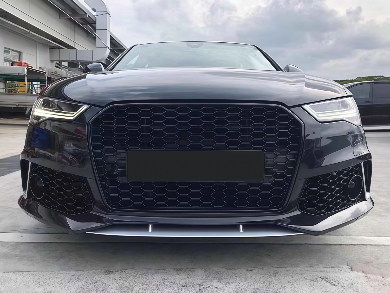 Suitable for Audi A6L models from 2016-2018, this is an upgrade kit for modifying the front bumper to resemble the RS6, including the front grille and bumper