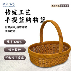 藤の手をまねて鉄の棚を編んで、手提げかごを補強します。