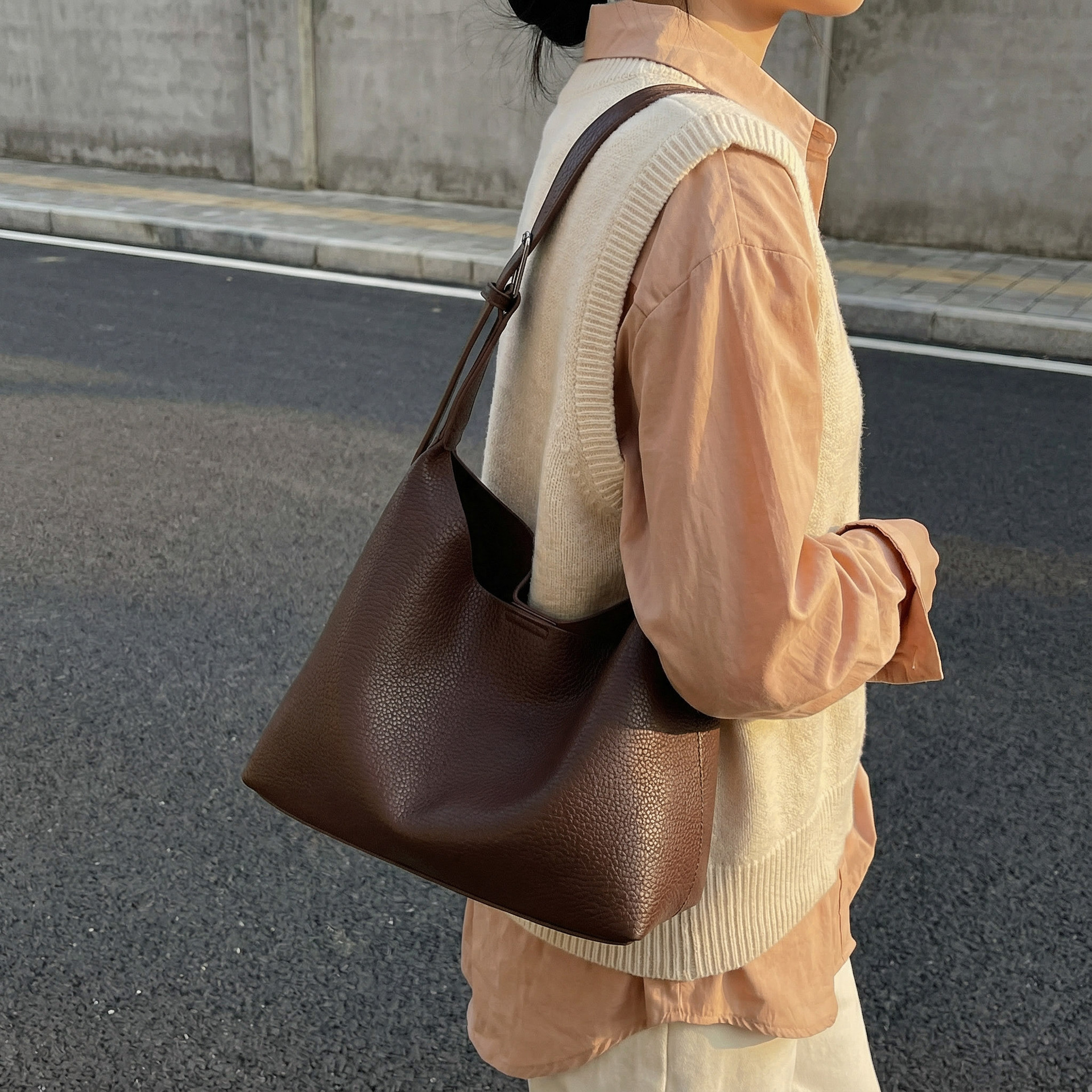 Bolsos de cubo retro de alta calidad para mujeres otoño / invierno 2025 nuevo nicho Zhong commuting mochila de hombro bolso de trabajo diario